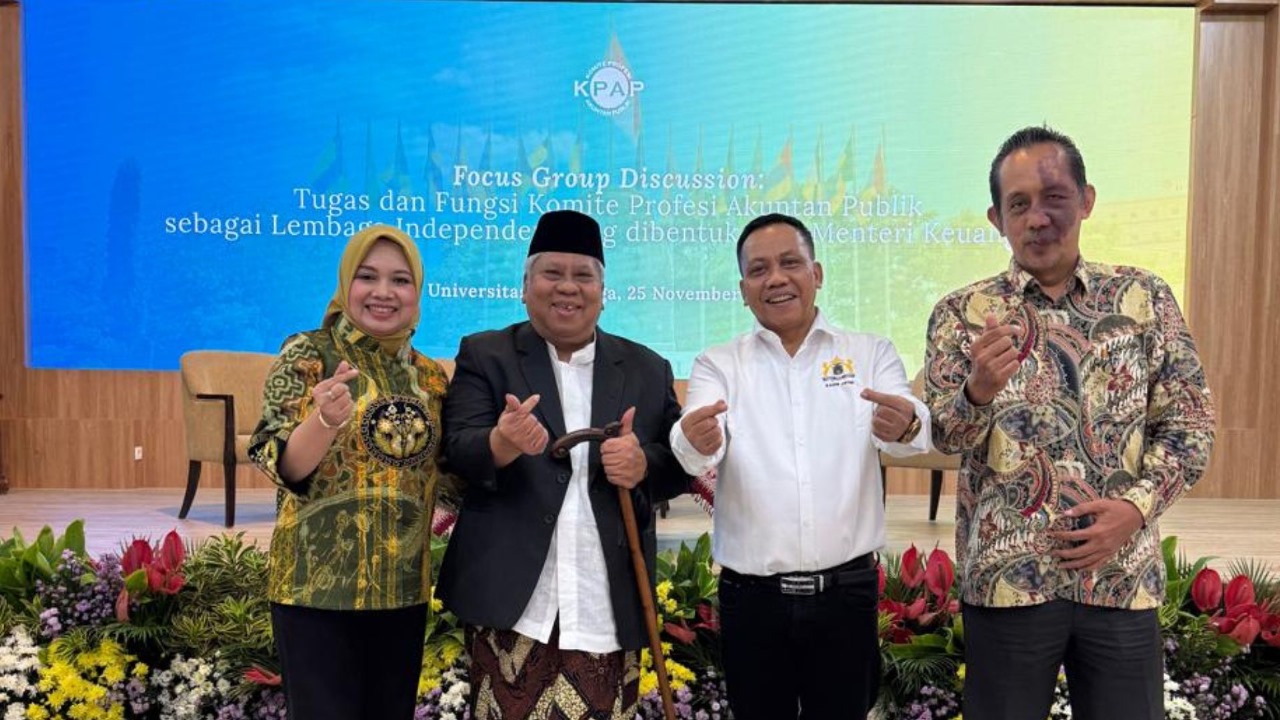 Doc. Yulianto Kiswocahyono berfoto bersama perwakilan KPAP, Kamar Dagang dan Industri (KADIN) Jawa Timur, serta akademisi FEB Universitas Airlangga usai pelaksanaan diskusi strategis penguatan mutu profesi akuntan publik di Ruang Tirtodiningrat, Surabaya, Selasa (25/11/2025). (Foto: Eko Wahyu | KawanJariNews.com).