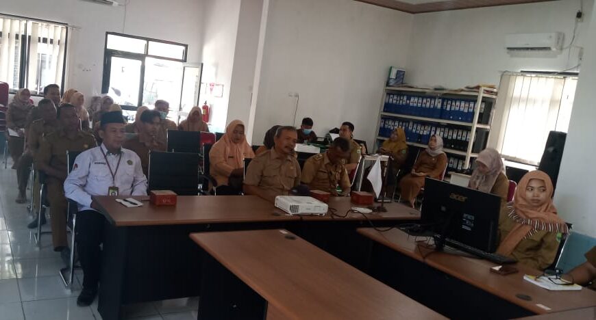 Doc. Peserta lokakarya mengikuti pemaparan materi peningkatan layanan kesehatan di Aula UPTD Puskesmas Binong, Kecamatan Binong, Selasa (25/11/2025). Kegiatan ini melibatkan unsur Koramil, Polsek, perangkat desa, serta kader kesehatan dalam upaya meningkatkan mutu pelayanan kesehatan masyarakat. (Foto: Koramil 0510).