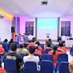 Doc. Para peserta mengikuti sesi sosialisasi SK Dirjen Bimas Kristen Nomor 535 tentang STL Gereja di GBI WTC Karanganyar. Tampak para pendeta, penyuluh agama Kristen, serta perwakilan lembaga keagamaan sedang menyimak pemaparan materi dalam suasana rapat yang berlangsung aktif dan partisipatif. (Foto: Budi Setiyanto).