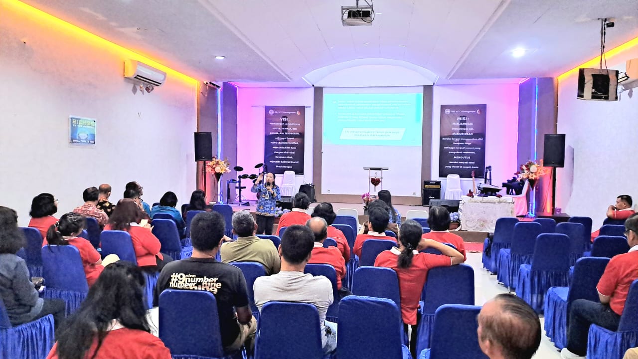Doc. Para peserta mengikuti sesi sosialisasi SK Dirjen Bimas Kristen Nomor 535 tentang STL Gereja di GBI WTC Karanganyar. Tampak para pendeta, penyuluh agama Kristen, serta perwakilan lembaga keagamaan sedang menyimak pemaparan materi dalam suasana rapat yang berlangsung aktif dan partisipatif. (Foto: Budi Setiyanto).