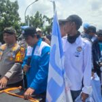 Doc. Kapolres Serang AKBP Condro Sasongko berdiri di atas mobil komando peserta aksi untuk memantau langsung jalannya unjuk rasa buruh ASPSB selama perjalanan dari Kawasan Industri Modern Cikande menuju Pendopo Bupati Serang. Aparat kepolisian turut melakukan pengawalan ketat di sepanjang rute aksi. (Foto: Moh. Ismail).