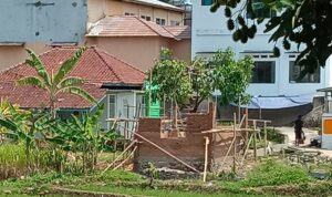 Doc. Tampak proses pembangunan sebuah bangunan baru di Desa Kaduagung, Kecamatan Karangkancana, Kabupaten Kuningan. Struktur dinding bata yang masih dalam tahap awal didirikan di area yang berdekatan dengan permukiman warga dan lahan persawahan. Hingga saat foto diambil, lokasi pembangunan belum terlihat dilengkapi papan informasi proyek. (Foto: Moh. Ismail).