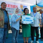 Doc. Maftukah Wiwin Subiono menyerahkan piala dan uang pembinaan secara simbolis kepada Juara 1 Lomba Paduan Suara Mars PKK, RT 01/RW 01 Ringintelu Kalipancur, pada kegiatan reses yang digelar di Kalipancur, Ngaliyan, Minggu (30/11/2025). (Foto: Sriyanto).