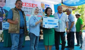 Doc. Maftukah Wiwin Subiono menyerahkan piala dan uang pembinaan secara simbolis kepada Juara 1 Lomba Paduan Suara Mars PKK, RT 01/RW 01 Ringintelu Kalipancur, pada kegiatan reses yang digelar di Kalipancur, Ngaliyan, Minggu (30/11/2025). (Foto: Sriyanto).