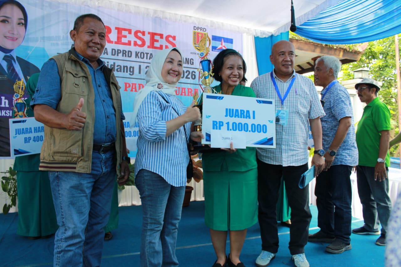 Doc. Maftukah Wiwin Subiono menyerahkan piala dan uang pembinaan secara simbolis kepada Juara 1 Lomba Paduan Suara Mars PKK, RT 01/RW 01 Ringintelu Kalipancur, pada kegiatan reses yang digelar di Kalipancur, Ngaliyan, Minggu (30/11/2025). (Foto: Sriyanto).