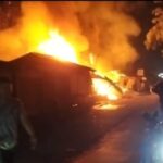 Doc. Kobaran api melahap deretan kios semi permanen di Kampung Maja, Desa Kibin, Kecamatan Kibin, Kabupaten Serang, Minggu (30/11/2025) malam. (Foto: Ismail).