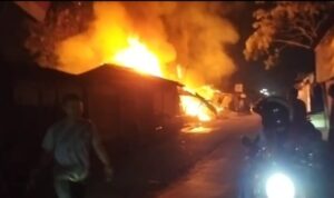 Doc. Kobaran api melahap deretan kios semi permanen di Kampung Maja, Desa Kibin, Kecamatan Kibin, Kabupaten Serang, Minggu (30/11/2025) malam. (Foto: Ismail).