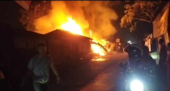 Doc. Kobaran api melahap deretan kios semi permanen di Kampung Maja, Desa Kibin, Kecamatan Kibin, Kabupaten Serang, Minggu (30/11/2025) malam. (Foto: Ismail).