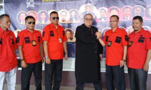 Doc. Advokat Donny Andretti berpose bersama jajaran pengurus dalam sebuah kegiatan organisasi. Foto digunakan sebagai ilustrasi pemberitaan terkait kemenangan kuasa Termohon dalam perkara Aanmaning di Pengadilan Agama Klaten. (Foto: FRADI WPI Official).