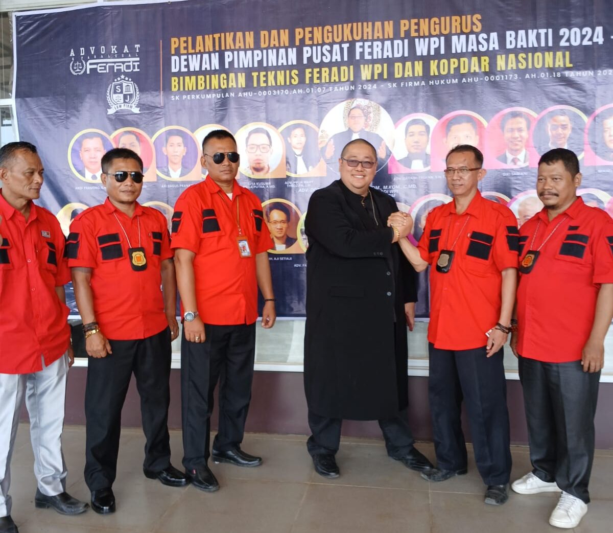 Doc. Advokat Donny Andretti berpose bersama jajaran pengurus dalam sebuah kegiatan organisasi. Foto digunakan sebagai ilustrasi pemberitaan terkait kemenangan kuasa Termohon dalam perkara Aanmaning di Pengadilan Agama Klaten. (Foto: FRADI WPI Official).
