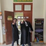 Doc. Advokat Donny Andretti (kanan) bersama rekannya saat berada di depan Ruang Sidang Garuda – Ruang Sidang Inklusi Pengadilan Negeri Magelang. Potret ini menggambarkan ketegasan dan profesionalitas Donny Andretti dalam menjalankan tugas sebagai lawyer kawakan yang dikenal piawai menyelesaikan berbagai kasus sulit. (Foto: Wilma).