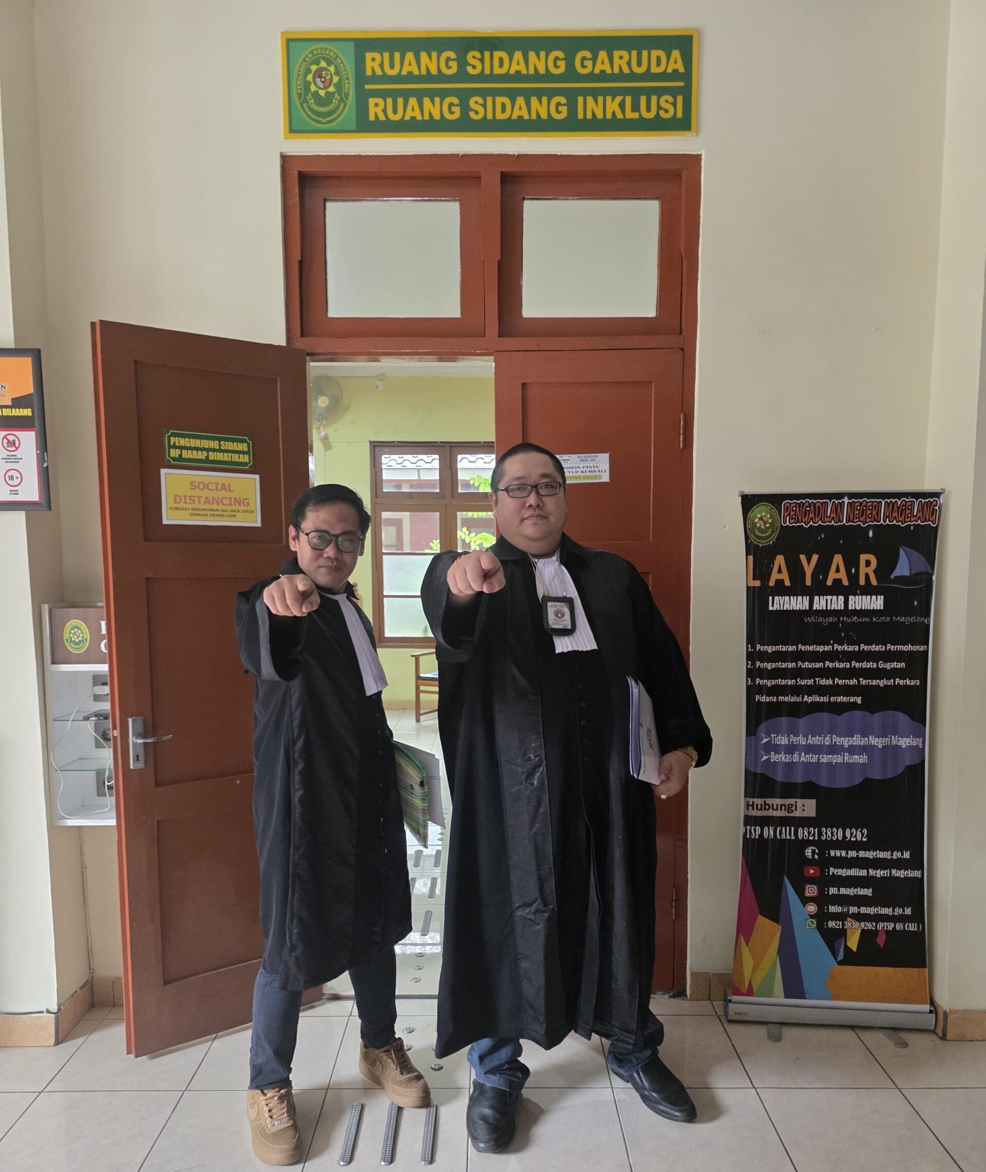 Doc. Advokat Donny Andretti (kanan) bersama rekannya saat berada di depan Ruang Sidang Garuda – Ruang Sidang Inklusi Pengadilan Negeri Magelang. Potret ini menggambarkan ketegasan dan profesionalitas Donny Andretti dalam menjalankan tugas sebagai lawyer kawakan yang dikenal piawai menyelesaikan berbagai kasus sulit. (Foto: Wilma).