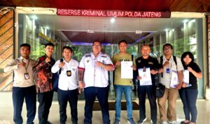 Doc. Advokat Donny Andretti bersama tim Firma Hukum Subur Jaya dan Rekan – FERADI WPI, serta korban Romanus Putra, berfoto bersama di depan kantor DitResKrimUm Polda Jawa Tengah usai melakukan pelaporan dugaan tindak pidana terkait cara penagihan yang tidak sesuai prosedur. (Foto: Dwi A.H.)