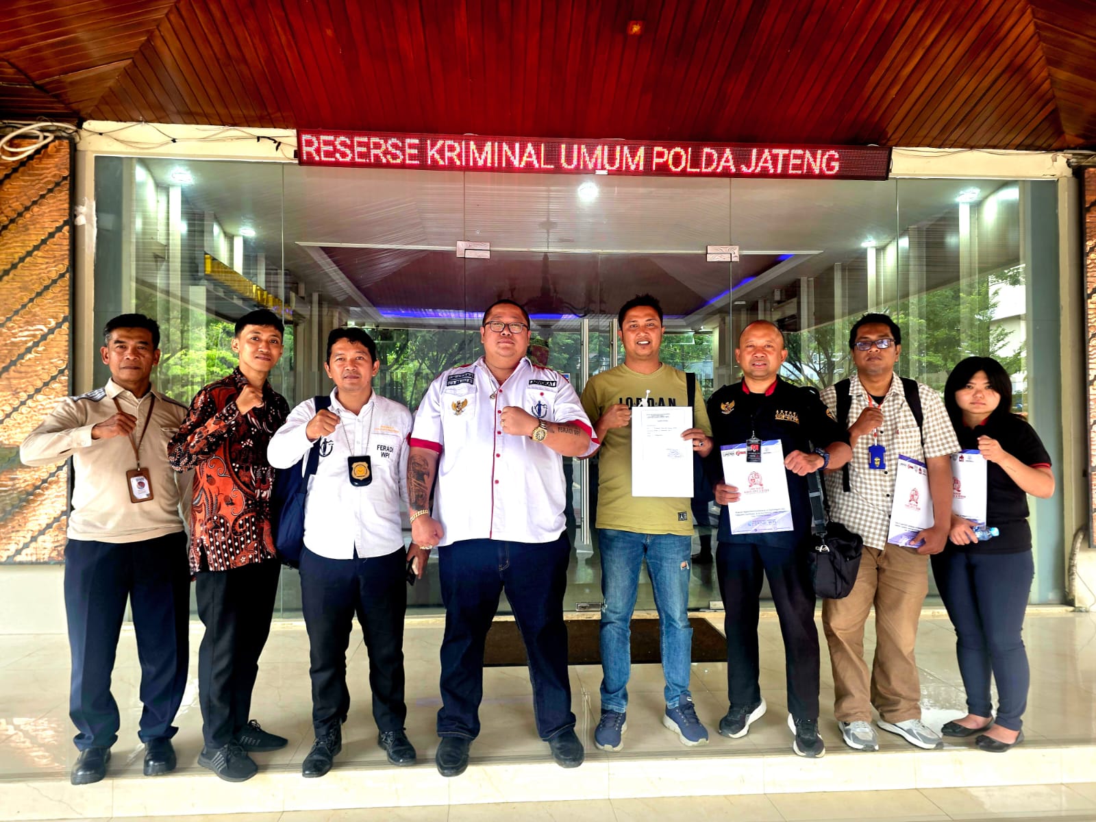 Doc. Advokat Donny Andretti bersama tim Firma Hukum Subur Jaya dan Rekan – FERADI WPI, serta korban Romanus Putra, berfoto bersama di depan kantor DitResKrimUm Polda Jawa Tengah usai melakukan pelaporan dugaan tindak pidana terkait cara penagihan yang tidak sesuai prosedur. (Foto: Dwi A.H.)