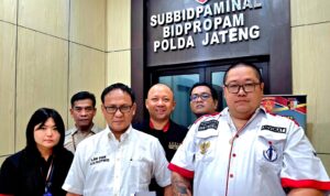 Doc. Advokat Donny Andretti bersama M. Arifin, tim Firma Hukum Subur Jaya dan Rekan – FERADI WPI, serta keluarga korban berfoto bersama usai menjalani proses pemeriksaan di SubBidPaminal BidPropam Polda Jawa Tengah. (Foto: Wakid).
