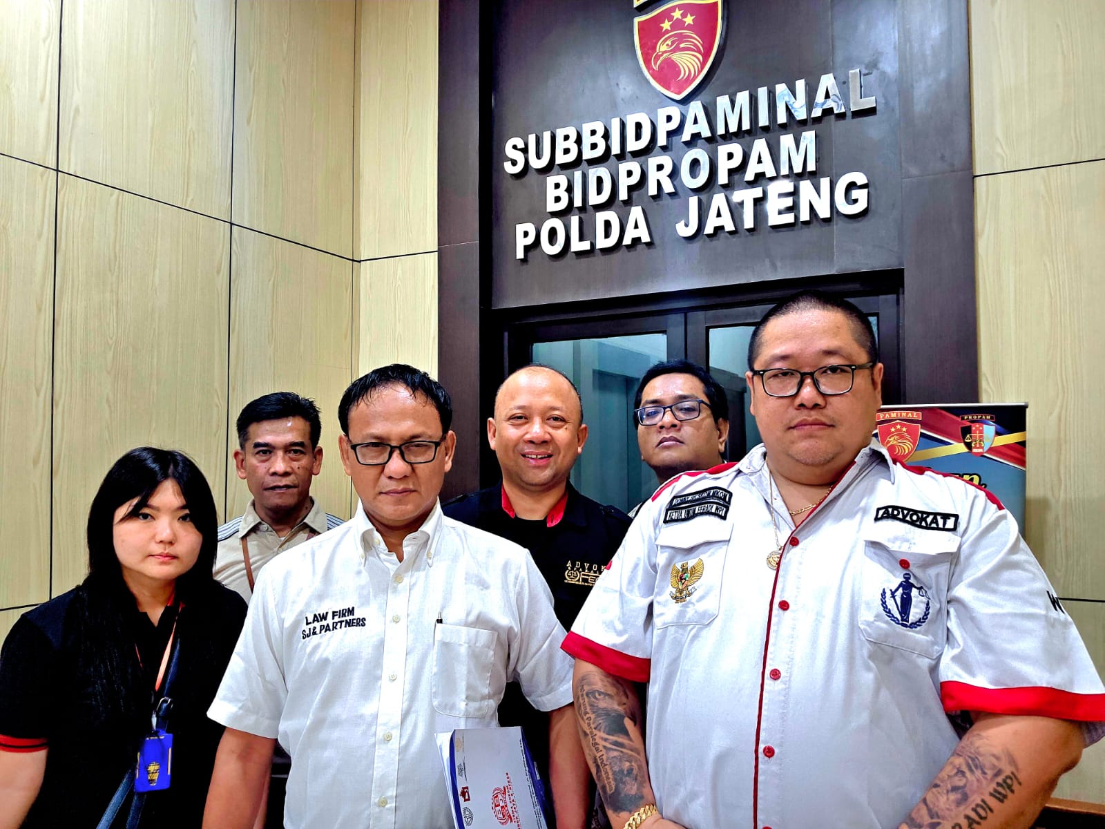 Doc. Advokat Donny Andretti bersama M. Arifin, tim Firma Hukum Subur Jaya dan Rekan – FERADI WPI, serta keluarga korban berfoto bersama usai menjalani proses pemeriksaan di SubBidPaminal BidPropam Polda Jawa Tengah. (Foto: Wakid).