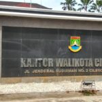 Doc. Tampak papan nama Kantor Wali Kota Cilegon di Jalan Jenderal Sudirman, Cilegon. Sejumlah media di daerah tersebut menyampaikan keberatan terkait dugaan ketidaksetaraan distribusi informasi oleh Dinas Kominfo Kota Cilegon. (Foto: Bagus | Kontributor).