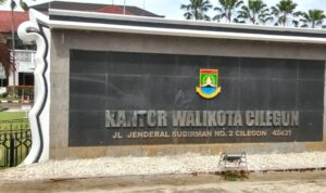 Doc. Tampak papan nama Kantor Wali Kota Cilegon di Jalan Jenderal Sudirman, Cilegon. Sejumlah media di daerah tersebut menyampaikan keberatan terkait dugaan ketidaksetaraan distribusi informasi oleh Dinas Kominfo Kota Cilegon. (Foto: Bagus | Kontributor).