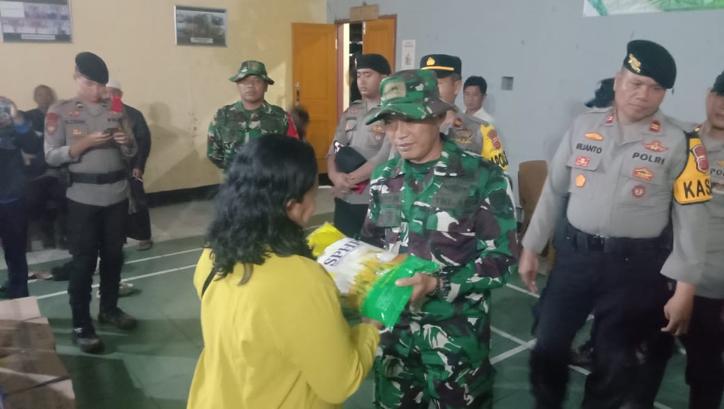 Dokumentasi kegiatan penyaluran bantuan berupa beras, air mineral, mie instan, dan telur di Aula Kantor Desa Mayang, Kamis (04/12/2025).