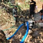 Doc. Proses gotong royong antara petugas dan warga dalam membersihkan lumpur serta sampah bawaan banjir di wilayah Kampung Cibago, Desa Mayang.
