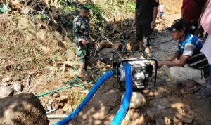 Doc. Proses gotong royong antara petugas dan warga dalam membersihkan lumpur serta sampah bawaan banjir di wilayah Kampung Cibago, Desa Mayang.