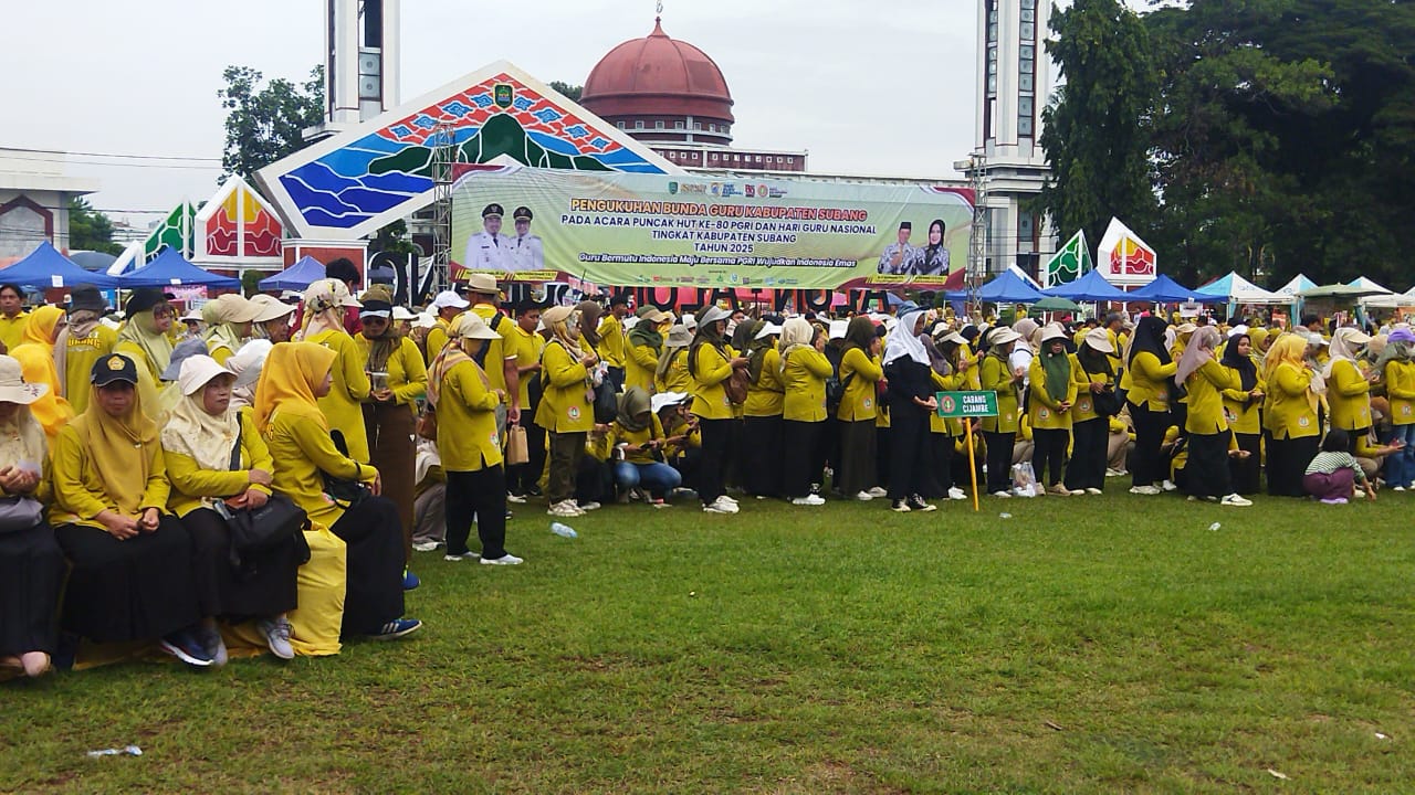 Doc. Para guru dari berbagai kecamatan di Kabupaten Subang berkumpul di Alun-alun Subang saat mengikuti acara pengukuhan Bunda Guru Kabupaten Subang pada puncak peringatan HUT ke-80 PGRI dan Hari Guru Nasional 2025, Sabtu (06/12/2025). Terlihat peserta mengenakan seragam kuning khas PGRI Subang dan memenuhi area kegiatan sebelum rangkaian acara dimulai. (Foto:Benny).