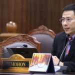 Doc. Fungsiawan, kuasa hukum pajak, sedang menyerahkan dokumen permohonan uji materi Pasal 34 UU KUP ke Mahkamah Konstitusi di Jakarta, sebagai upaya memperjuangkan hak rekam wajib pajak. (Foto:Eko Wahyu).