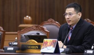 Doc. Fungsiawan, kuasa hukum pajak, sedang menyerahkan dokumen permohonan uji materi Pasal 34 UU KUP ke Mahkamah Konstitusi di Jakarta, sebagai upaya memperjuangkan hak rekam wajib pajak. (Foto:Eko Wahyu).