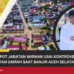 Doc. Foto udara memperlihatkan kawasan permukiman di Aceh Selatan yang terendam banjir, sementara pada kolase lingkaran tampak Bupati Aceh Selatan Mirwan, M.S, saat melaksanakan ibadah umrah di tanah suci. Kolase ini menggambarkan konteks kontroversi terkait keberangkatannya ketika wilayah tersebut masih dalam kondisi darurat bencana. (Sumber Foto: Tangkapan layar iNews Youtube Chanel).