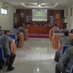 Doc. Para narasumber bersama peserta mengikuti sosialisasi Perda Trantibumlinmas Sleman Nomor 12 Tahun 2020 yang digelar di Balai Kelurahan Sumberharjo, Prambanan. Kegiatan berlangsung di dalam ruangan dengan suasana diskusi aktif membahas kepatuhan aturan ketertiban, keamanan lingkungan, serta peran warga dalam menjaga Trantibumlinmas. (Foto: Filemon).