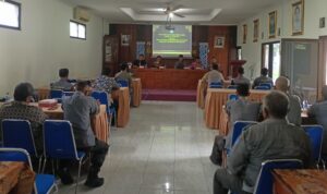 Doc. Para narasumber bersama peserta mengikuti sosialisasi Perda Trantibumlinmas Sleman Nomor 12 Tahun 2020 yang digelar di Balai Kelurahan Sumberharjo, Prambanan. Kegiatan berlangsung di dalam ruangan dengan suasana diskusi aktif membahas kepatuhan aturan ketertiban, keamanan lingkungan, serta peran warga dalam menjaga Trantibumlinmas. (Foto: Filemon).