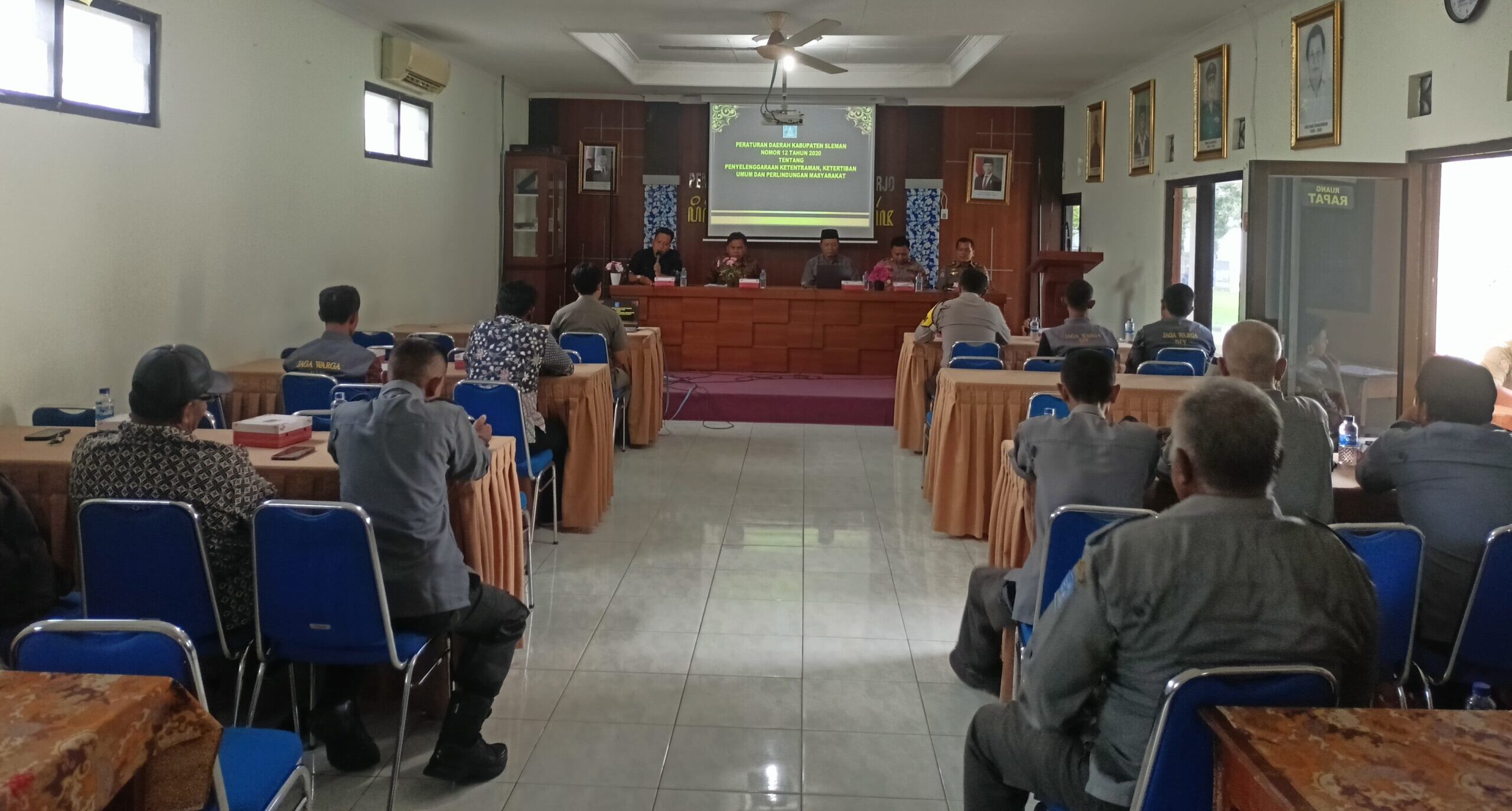 Doc. Para narasumber bersama peserta mengikuti sosialisasi Perda Trantibumlinmas Sleman Nomor 12 Tahun 2020 yang digelar di Balai Kelurahan Sumberharjo, Prambanan. Kegiatan berlangsung di dalam ruangan dengan suasana diskusi aktif membahas kepatuhan aturan ketertiban, keamanan lingkungan, serta peran warga dalam menjaga Trantibumlinmas. (Foto: Filemon).