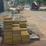 Doc. Material proyek berupa paving block, tanah galian, dan perlengkapan kerja tampak diletakkan di bahu jalan Jl. Ambon tanpa pagar pengaman maupun rambu keselamatan. Kondisi ini membuat jalur kendaraan menyempit dan meningkatkan risiko kecelakaan, terutama pada malam hari ketika penerangan sangat minim. (Foto: Moh. Ismail).