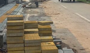 Doc. Material proyek berupa paving block, tanah galian, dan perlengkapan kerja tampak diletakkan di bahu jalan Jl. Ambon tanpa pagar pengaman maupun rambu keselamatan. Kondisi ini membuat jalur kendaraan menyempit dan meningkatkan risiko kecelakaan, terutama pada malam hari ketika penerangan sangat minim. (Foto: Moh. Ismail).