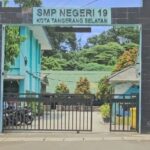 Doc. Gerbang SMPN 19 Tangerang Selatan tampak dari depan pada saat kegiatan belajar mengajar berlangsung. (Foto: Moh. Ismail).