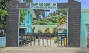 Doc. Gerbang SMPN 19 Tangerang Selatan tampak dari depan pada saat kegiatan belajar mengajar berlangsung. (Foto: Moh. Ismail).