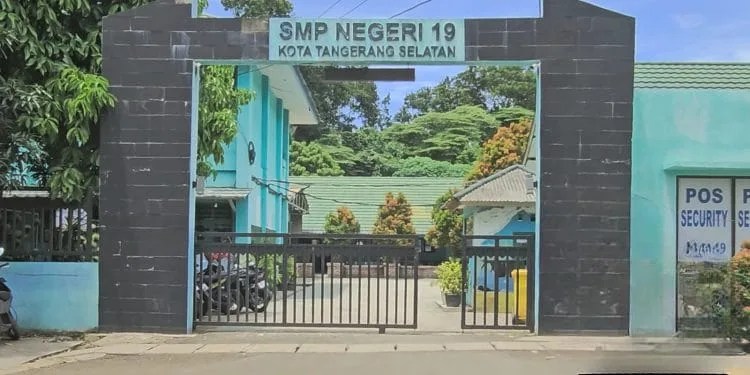 Doc. Gerbang SMPN 19 Tangerang Selatan tampak dari depan pada saat kegiatan belajar mengajar berlangsung. (Foto: Moh. Ismail).