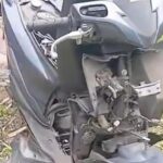 Doc. Sebuah sepeda motor tampak terparkir di lokasi kejadian saat proses pendataan oleh pihak terkait. Kendaraan tersebut diduga memiliki keterkaitan dengan peristiwa yang sedang ditangani. (Foto: Moh. Ismail).