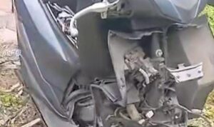 Doc. Sebuah sepeda motor tampak terparkir di lokasi kejadian saat proses pendataan oleh pihak terkait. Kendaraan tersebut diduga memiliki keterkaitan dengan peristiwa yang sedang ditangani. (Foto: Moh. Ismail).