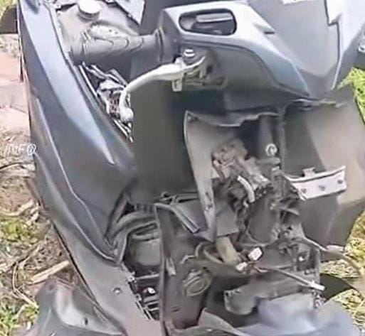 Doc. Sebuah sepeda motor tampak terparkir di lokasi kejadian saat proses pendataan oleh pihak terkait. Kendaraan tersebut diduga memiliki keterkaitan dengan peristiwa yang sedang ditangani. (Foto: Moh. Ismail).