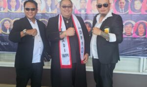 Doc. Advokat Donny Andretti (tengah) saat menghadiri salah satu agenda acara FERADI WPI, berpose bersama dua peserta kegiatan. Foto hanya ilustrasi. (Foto: Wilma).