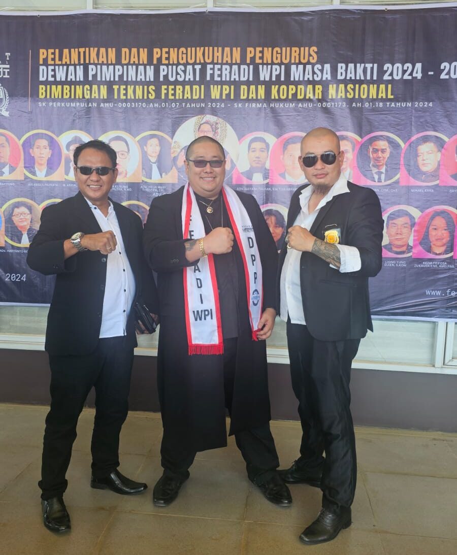 Doc. Advokat Donny Andretti (tengah) saat menghadiri salah satu agenda acara FERADI WPI, berpose bersama dua peserta kegiatan. Foto hanya ilustrasi. (Foto: Wilma).