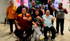 Doc. Para pengurus dan anggota FERADI WPI berfoto bersama usai kegiatan konsolidasi di Wizzmie Resto, Surabaya, Rabu (10/12/2025). Acara digelar menjelang penyumpahan advokat perdana FERADI WPI di Pengadilan Tinggi Surabaya. (Foto: Nabila).