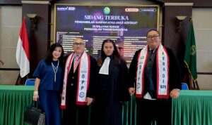 Doc. Levina Etana Wijaya berfoto bersama Ketua Umum FERADI WPI serta kedua orang tuanya usai prosesi Pengambilan Sumpah Advokat di Pengadilan Tinggi Surabaya pada 11 Desember 2025. (Foto: Nabila).