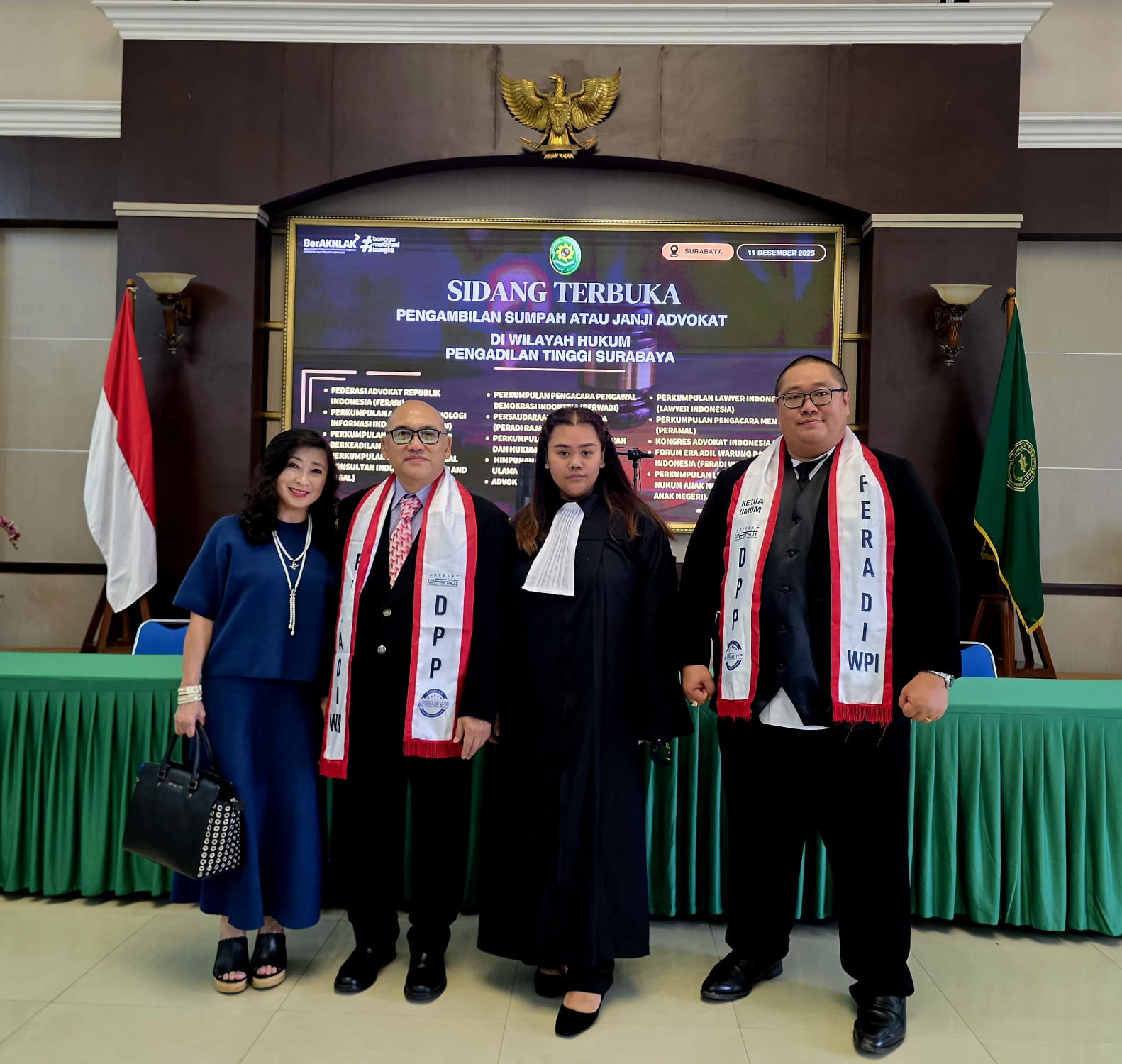 Doc. Levina Etana Wijaya berfoto bersama Ketua Umum FERADI WPI serta kedua orang tuanya usai prosesi Pengambilan Sumpah Advokat di Pengadilan Tinggi Surabaya pada 11 Desember 2025. (Foto: Nabila).