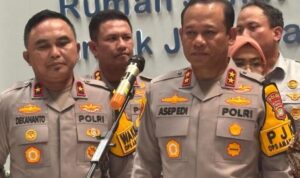 Doc. Kapolda Metro Jaya Irjen Pol. Asep Edi Suheri didampingi Wakapolda Metro Jaya Brigjen Pol. Dekananto Eko Purwono memberikan keterangan pers usai meninjau penanganan korban insiden penabrakan di SDN Kalibaru 01, Cilincing, Jakarta Utara. Dalam pernyataannya, Kapolda menegaskan bahwa penyelidikan melibatkan Ditreskrimum dan Ditlantas untuk memastikan pengungkapan penyebab kejadian secara menyeluruh. (Foto: MUMAS POLDA Metro Jaya).