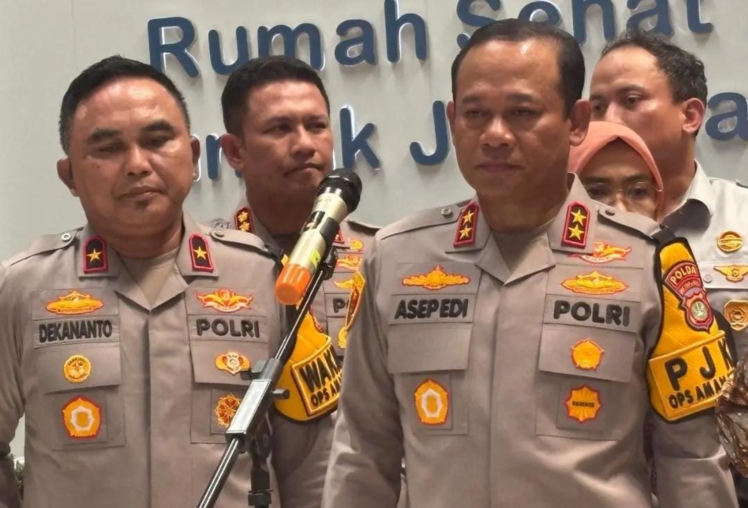 Doc. Kapolda Metro Jaya Irjen Pol. Asep Edi Suheri didampingi Wakapolda Metro Jaya Brigjen Pol. Dekananto Eko Purwono memberikan keterangan pers usai meninjau penanganan korban insiden penabrakan di SDN Kalibaru 01, Cilincing, Jakarta Utara. Dalam pernyataannya, Kapolda menegaskan bahwa penyelidikan melibatkan Ditreskrimum dan Ditlantas untuk memastikan pengungkapan penyebab kejadian secara menyeluruh. (Foto: MUMAS POLDA Metro Jaya).