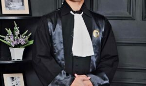 Doc. Bendahara Umum DPP FERADI WPI, Adv. Prija Maxy Theozipa, S.H., C.PFW., C.MDF., C.JKJ., memberikan ucapan selamat dan pesan profesi kepada Advokat Levina Etana Wijaya dalam kesempatan terpisah usai agenda penyumpahan advokat FERADI WPI. (Foto: Wlma).