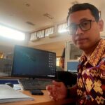 Doc. Bayu Saputra, S.H., C.PFW., C.MDF., C.JKJ., Ketua Dewan Pembina DPP FERADI WPI, saat memberikan pernyataan resmi usai prosesi penyumpahan advokat di Pengadilan Tinggi Surabaya. (Foto: Wakid).
