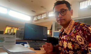 Doc. Bayu Saputra, S.H., C.PFW., C.MDF., C.JKJ., Ketua Dewan Pembina DPP FERADI WPI, saat memberikan pernyataan resmi usai prosesi penyumpahan advokat di Pengadilan Tinggi Surabaya. (Foto: Wakid).